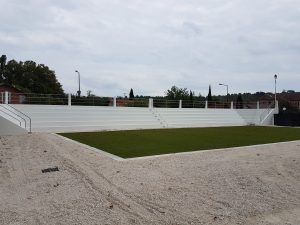 les gradins de la piscine aujourd'hui