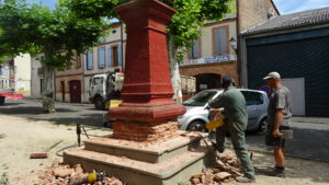 le socle de la statue