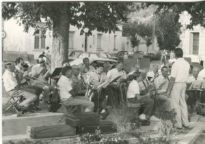 musique devant cafe allees