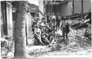 soldats et civils sur allees