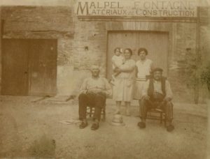 jean malpel devant chez lui