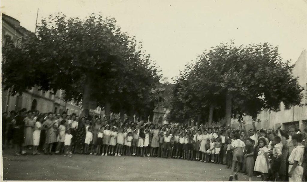 foule monument aux morts
