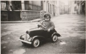 une voiture dans la rue