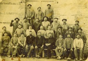 ouvriers de la scierie